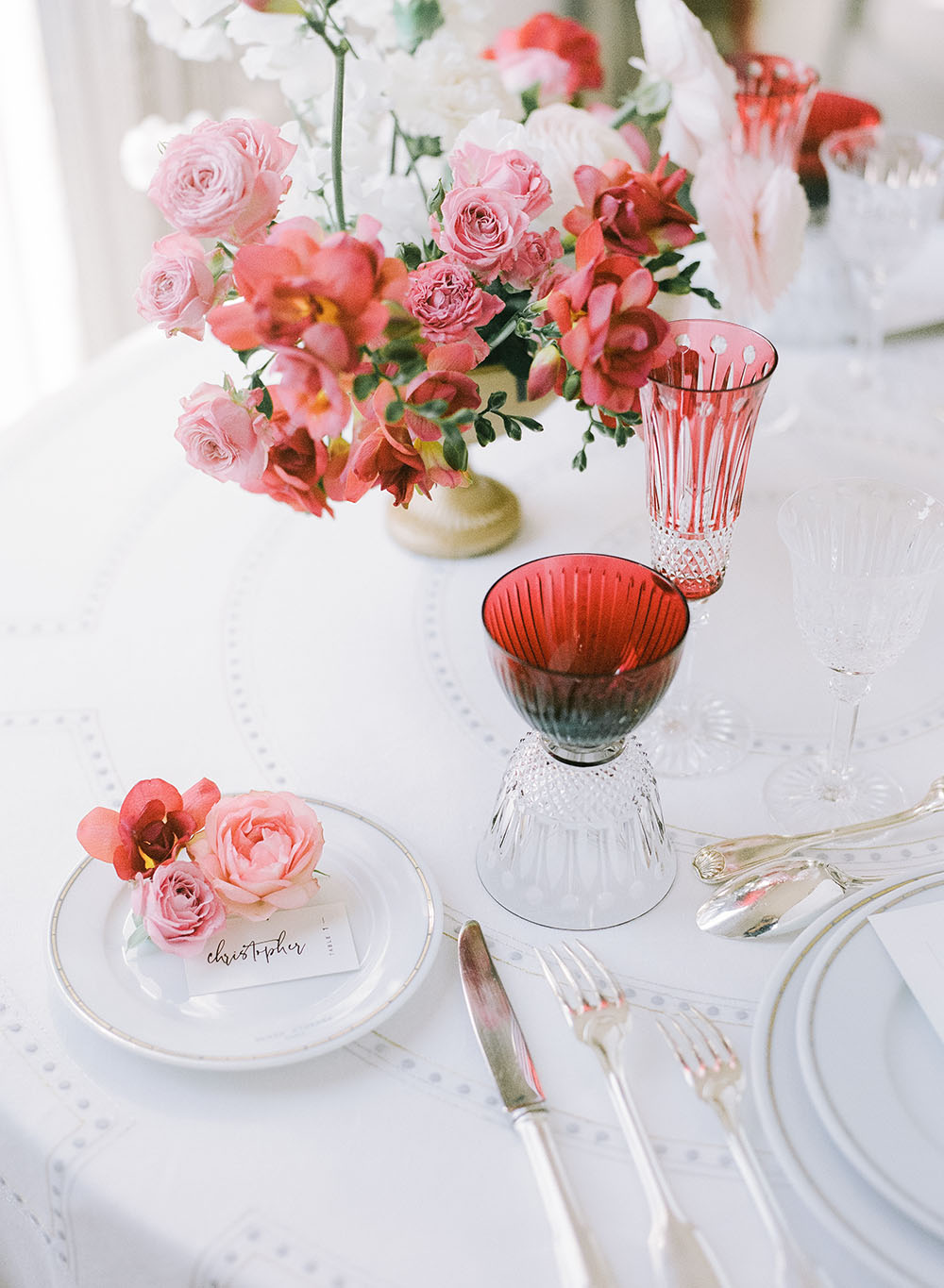 des fleurs sont sur une table